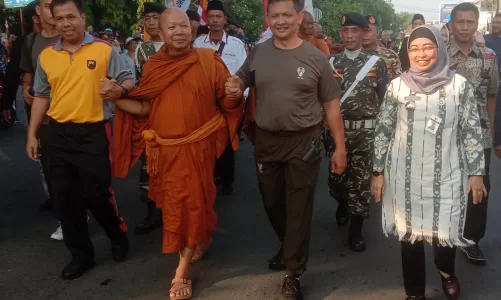 Biksu Terharu di Batang di Jamu Bupati Disambut Meriah Masyarakat.