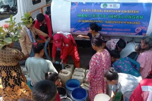 MAN 1 Kota Pekalongan Bantu Air Bersih Warga Pemalang