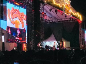 Ribuan Penonton Nostalgia Bersama Vierratale di Slawi