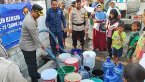 Polres Tegal Bagikan 20.000 Liter Air Bersih di Dua Desa