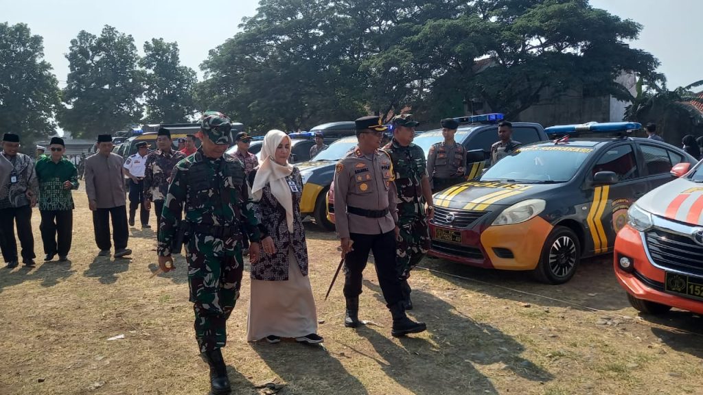 Kapolres Tegal AKBP Mochammad Sajarod Zakun didampingi Dandim 0712/Tegal Letkol Inf Suratman dan tamu undangan memeriksa pasukan dan peralatan yang digunakan untuk pengamanan pemilu 2024.