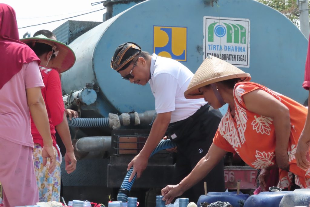 Mantan Sekda Tegal Bagikan Air Bersih di Harjosari