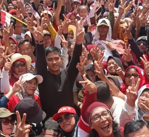 Selfie Bersama Warga Waduk Penjalin Brebes, Kaesang : Sukseskan Pemilu 2024 dan Tetap Rukun