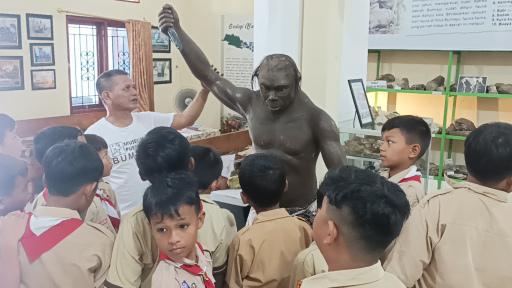 Saat Siswa Penasaran Dengan Replika Manusia Purba Homo Erectus