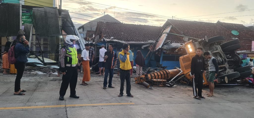 Mobil Crane Rem Blong Tabrak Rumah, 2 Tewas