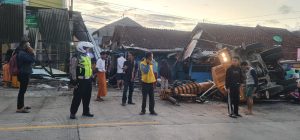 Mobil Crane Rem Blong Tabrak Rumah, 2 Tewas