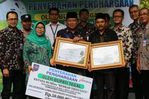 Bupati Beri Penghargaan Untuk BUMDes Berkah Tirto