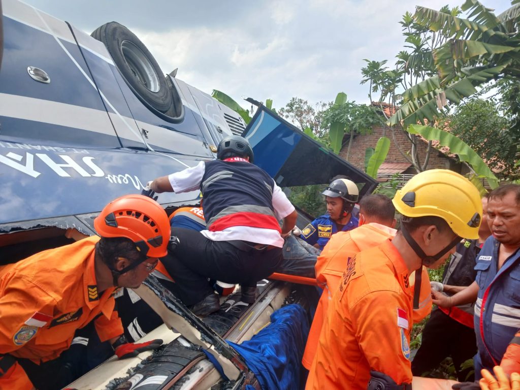 Diduga Sopir Ngantuk, Bus New Shantika Terjun dari Ketinggian 10 meter