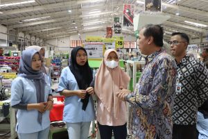 Sidak, Pj Bupati Brebes Pastikan Buruh Pabrik Besok Bisa Nyoblos