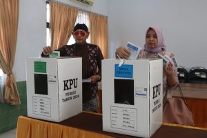Wali Kota Tegal Gunakan Hak Pilihnya di TPS 57 Brebes
