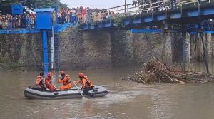 Hendak Evakuasi Jenazah Mertua , Warga Pesayangan Hanyut di DAS Gung