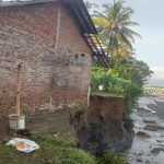Tebing Sungai Keruh Longsor, Rumah Warga Terancam Ambruk