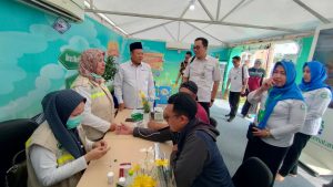Pemudik Manfaatkan Posko Arus Balik BPJS Kesehatan di Rest Area Banjatma