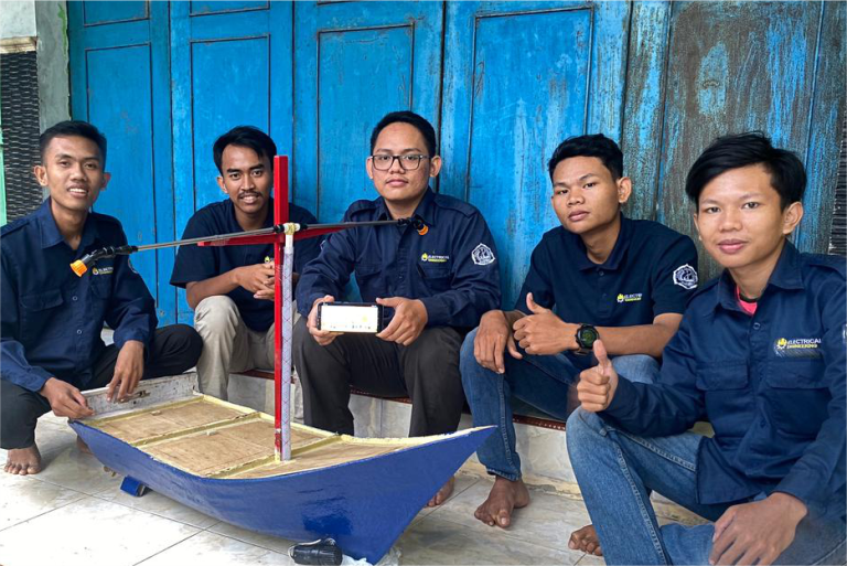 Mahasiswa Poltek Harber Ciptakan Perahu Penyiram Bawang Merah