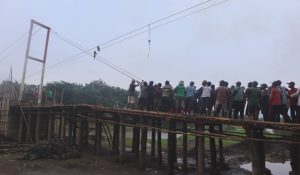 Menara Jembatan Gantung Merah Putih 2 di Kalinusu Terpasang