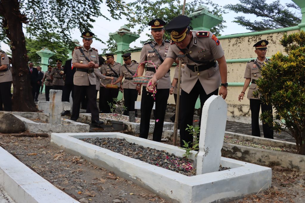 Jajaran Polres Tegal Ziarah Ke TMP Pura Kusuma Persada