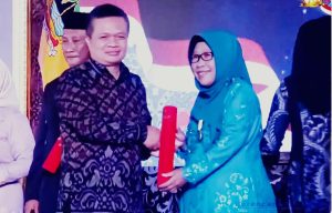 Umi Azizah Terima Penghargaan dari BKKBN