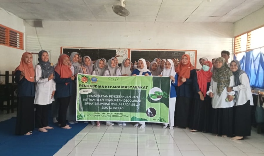 Siswa SMK Al-Ikhlas Diajari Membuat Deodoran Spray dari Ekstrak Belimbing Wuluh