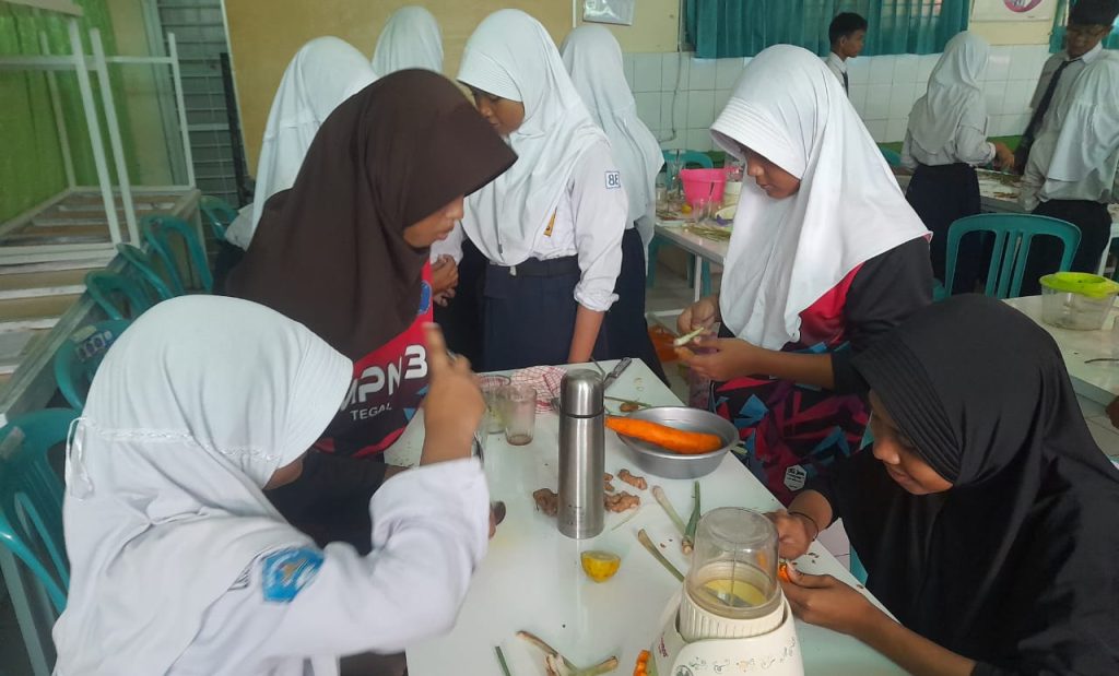 Dosen Farmasi Poltek Harber Edukasi Pembuatan Jamu Dari Toga