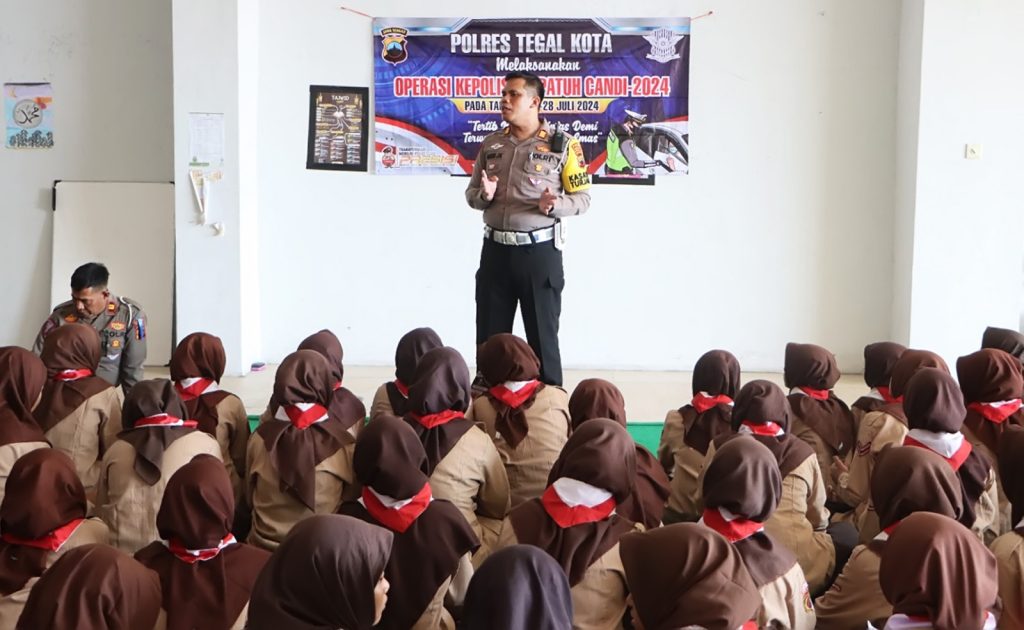 Operasi Patuh Candi di Tegal Masuk Ponpes
