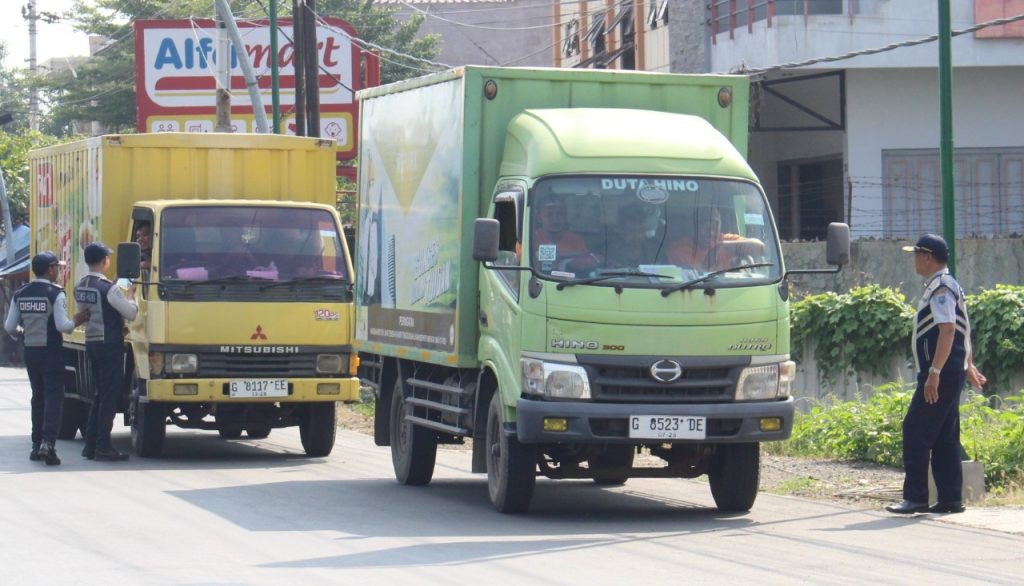 15 Kendaraan Angkutan Barang dan Orang Ditilang