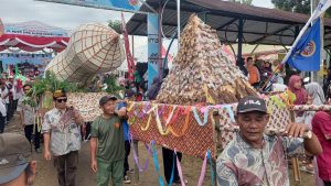 Promosikan Produk Unggulan UMKM, Ratusan Warga Arak Gunungan Kacang dan Replika Batik 