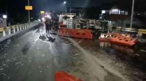 Rem Blong, Truk Hajar Tiga Mobil di Flyover Kretek