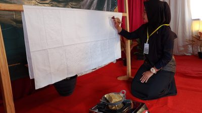 Perkuat Daya Tarik Wisata, Warga Kampung Purba Galuhtimur Dilatih Membatik