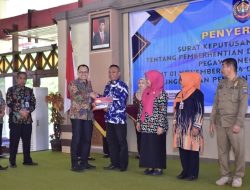 Serahkan SK Pemberhentian dan Pensiun, Sekda Ingatkan Agar Bijak Gunakan Uang Tabungan Pensiun