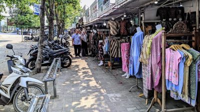 Pedagang Batik Pasar Setono, Bertahan di Tengah Gempuran Online Shopping dan COD