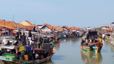 Ribuan Nelayan Pesisir Losari Brebes Larung Sesaji