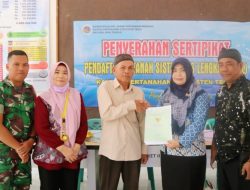 Pemdes Lebakgoah Bagikan Sertifikat Tanah Program PTSL