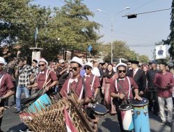 Diiringi Kesenian Tradisional Hingga Dikawal Belasan Mobil