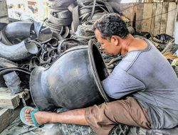 Perajin Ban Bekas Kabunan Tegal, Bertahan di Tengah Gempuran Produk Modern