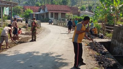 Cegah Banjir, TNI- Polri Bersama Warga Penujah Bersih- Bersih Selokan