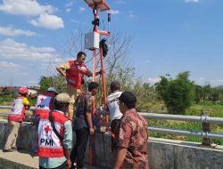 Lindungi Warga, PMI dan Relawan Sibat Pasang Alat EWS Banjir di Sungai Rambut