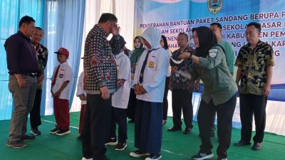 Berikan Seragam Gratis, Bupati Pemalang Teteskan Air Mata