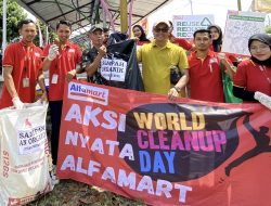 WCD 2024 di Tegal, Alfamart Lakukan Aksi Bersih Lingkungan di Taman Mansidul Bogares Kidul