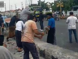 Warga Simpang Tiga Pejagan Bongkar Paksa Beton Pembatas Jalan