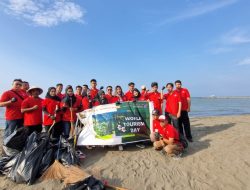 Peringati Hari Pariwisata Dunia, Karyawan Grand Dian Hotel Slawi Bagikan Makanan dan Bersih Pantai Larangan