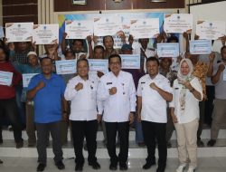 Dinas Perikanan Brebes Bagikan Bantuan Sapras Nelayan