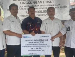 Perhutani KPH Pekalongan Barat Salurkan Bantuan untuk Perbaikan Jalan di Desa Indrajaya