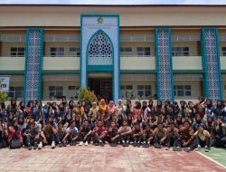 Guru dan Siswa MAN 2 Brebes Kompak Kenakan Batik di Hari Batik Nasional