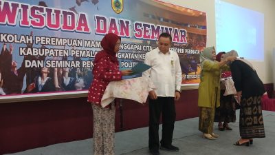 Peserta Sekolahan Perempuan Angkatan II Diwisuda