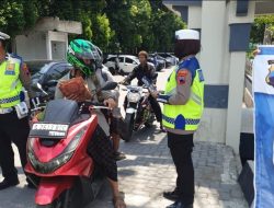 Sosialisasi Tertib Lalu Lintas, Sembari Bagikan Brosur dan Bingkisan