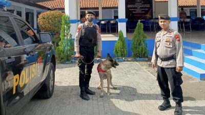 Terjunkan Anjing Dalmas, Jaga Kantor Kecamatan