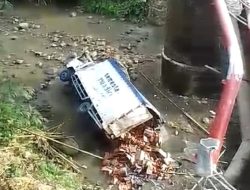 Truk Bermuatan Oli Terjun ke Sungai Kali Glagah Brebes, Sopir Luka-Luka