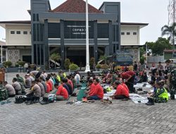 Ditengah Aksi Demo, Buruh, Wakil Rakyat Hingga TNI/Polri Salat Jumat di Halaman DPRD Brebes