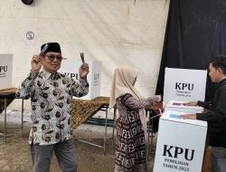 Berjalan Kaki Dari Rumah ke TPS, Fallas Optimis Menang di Pilkada Batang