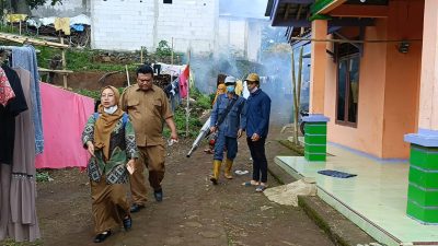 DBD Serang Jatinegara, Warga Gantungan Swadaya Lakukan Fogging